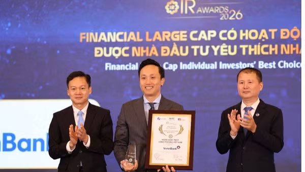 Ông Vương Huy Đông - Phó Ban Thư ký HĐQT&QHCĐ đại diện VietinBank nhận giải thưởng hạng mục “Financial Large Cap có hoạt động IR được Nhà đầu tư yêu thích nhất 2026”. (Ảnh: Vietinbank)
