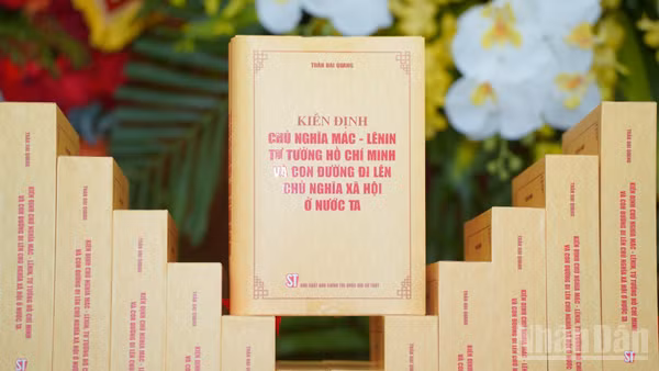Cuốn sách Kiên định chủ nghĩa Mác-Lênin, tư tưởng Hồ Chí Minh và con đường đi lên chủ nghĩa xã hội ở nước ta của nguyên Chủ tịch nước Trần Đại Quang. (Ảnh: HẢI ĐĂNG)