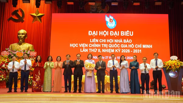 Lãnh đạo Hội Nhà báo Việt Nam, Tạp chí Cộng sản và Học viện Chính trị quốc gia Hồ Chí Minh tặng hoa chúc mừng Ban Chấp hành Liên Chi hội Nhà báo Học viện nhiệm kỳ 2026-2031. (Ảnh: HẢI ĐĂNG)