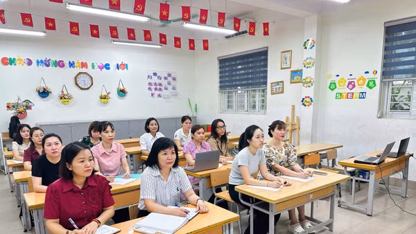 Trên thực tế, ngoài các giờ giảng dạy trên lớp, giáo viên còn thường xuyên tham gia các khóa đào tạo để nâng cao năng lực chuyên môn.