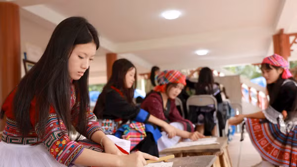 Không gian trải nghiệm sáng tạo tại Trường Phổ thông dân tộc nội trú Trung học phổ thông tỉnh Lai Châu khuyến khích học sinh làm quen, thực hành kỹ thuật tạo hình truyền thống của các dân tộc tại địa phương. (Trong ảnh: Các em học sinh trải nghiệm thực hành kỹ thuật vẽ sáp ong của đồng bào Mông hoa). Ảnh: Vũ Công