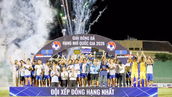 Niềm vui của CLB Huế khi được thăng hạng. Ảnh VFF