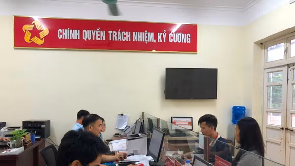 Cán bộ Trung tâm Phục vụ hành chính công xã Cao Lộc giải quyết thủ tục hành chính phục vụ người dân.