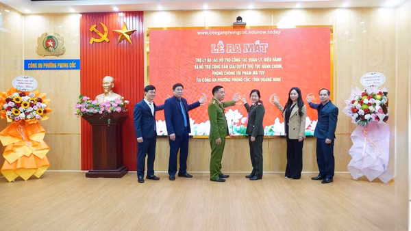 Công an phường Phong Cốc ra mắt mô hình “Ứng dụng Trợ lý AI trong hỗ trợ, hướng dẫn thủ tục hành chính và tuyên truyền pháp luật”.