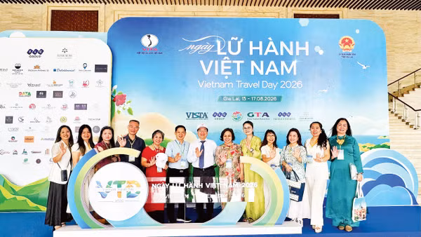 Đại diện các doanh nghiệp lữ hành tại lễ khai mạc.