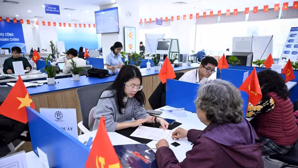 Người dân đặt nhiều niềm tin và kỳ vọng vào một nền hành chính hiện đại, thông suốt, minh bạch và trách nhiệm hơn khi bộ máy chính quyền địa phương 2 cấp vận hành thật sự trơn tru. Ảnh: Thành Đạt