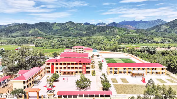 Trường Phổ thông nội trú tiểu học và trung học cơ sở Bình Liêu vừa khánh thành dịp khai giảng năm học 2026-2027 sẽ sử dụng điện mặt trời mái nhà.