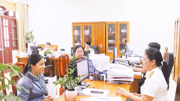 Cục Thuế tỉnh Phú Thọ đã rà soát, chuẩn hóa, xác minh thông tin người đại diện pháp luật được hơn 3.200 trường hợp là các doanh nghiệp, tổ chức ngừng hoặc dừng hoạt động. Ảnh: Văn Tuấn