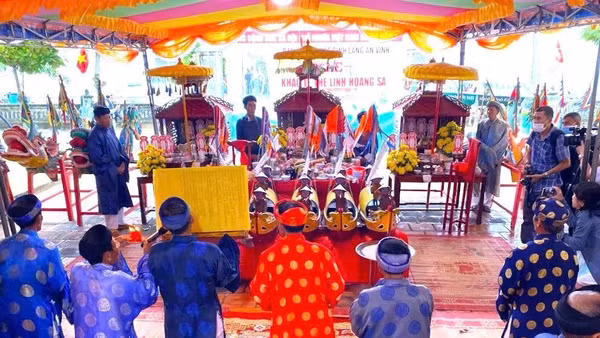 Lễ Khao lề thế lính Hoàng Sa ở Lý Sơn (Quảng Ngãi).