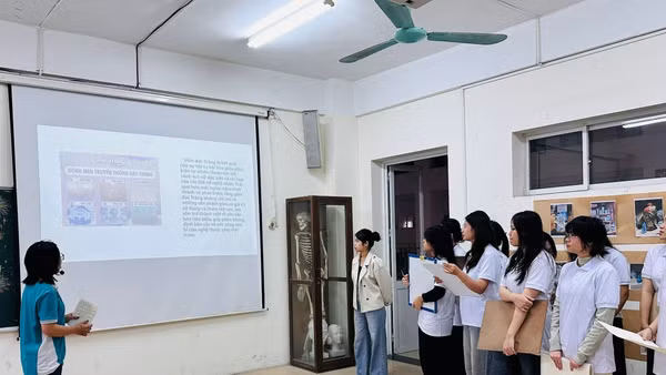 Học phần Trải nghiệm hoạt động mỹ thuật của sinh viên Khoa Sư phạm Mỹ thuật, Trường đại học Sư phạm Nghệ thuật Trung ương hiện được tích hợp đa dạng các hình thức đánh giá, khuyến khích sự sáng tạo của sinh viên. Nguồn ảnh: NUAE-Khoa Sư phạm Mỹ thuật.