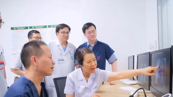 Các bác sĩ BV Bạch Mai cơ sở Ninh Bình cũng tham gia hội chẩn.
