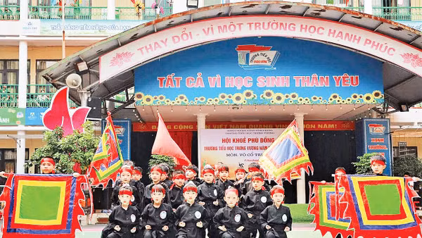 Học sinh Trường tiểu học Trưng Vương, phường Phan Đình Phùng trình diễn võ cổ truyền. Ảnh: Báo Thái Nguyên