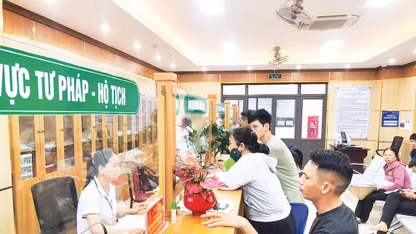 Cán bộ Trung tâm phục vụ hành chính công xã An Lão (Hải Phòng) giải quyết thủ tục hành chính cho người dân.