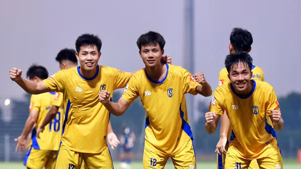 Niềm vui của các cầu thủ U21 SLNA với chức vô địch toàn quốc. Ảnh: VFF