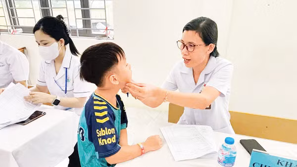 Khám sức khỏe, sàng lọc miễn phí cho học sinh phường Tự Lạn trước thềm năm học mới. Ảnh: Văn Ban