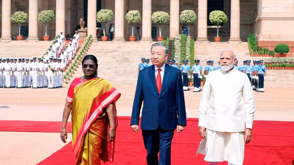 Sáng 6/5/2026, tại Phủ Tổng thống ở Thủ đô New Delhi, Tổng thống Droupadi Murmu và Thủ tướng Narendra Modi đồng chủ trì Lễ đón trọng thể Tổng Bí thư, Chủ tịch nước Tô Lâm cùng Ðoàn đại biểu cấp cao Việt Nam thăm cấp Nhà nước tới Cộng hòa Ấn Ðộ theo nghi thức cao nhất dành cho nguyên thủ quốc gia. (Ảnh TTXVN)