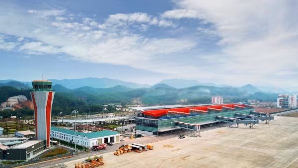 Việc kết nối chặt chẽ từ trung tâm công nghiệp, dịch vụ với cảng biển, sân bay và cửa khẩu chính là nền tảng vững chắc để Quảng Ninh tiến gần hơn tới mô hình logistics hiện đại. Ảnh: Hương Nguyên 