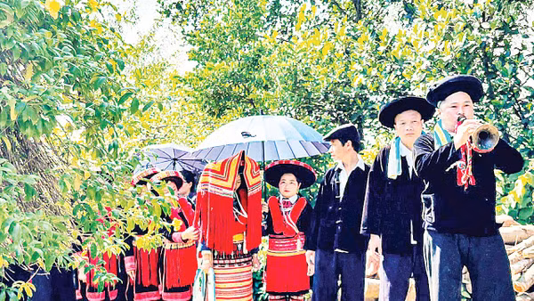 Đoàn rước dâu (săn cha) có điệu kèn dẫn đường.