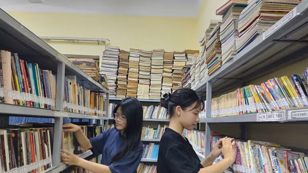 Học sinh Bình Vọng, xã Thường Tín (Hà Nội) tích cực khai thác “bồ tri thức” của làng. Ảnh: VĂN HỌC