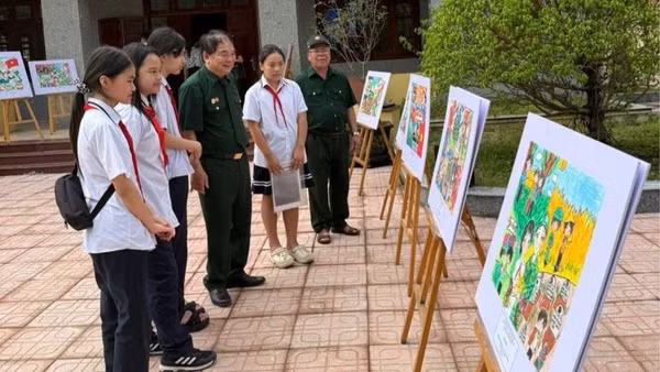 Học sinh Trường THCS Lê Ngọc Hân tham gia triển lãm tranh và giao lưu với các bác, các chú thương binh tại Trung tâm Điều dưỡng thương binh ở tỉnh Ninh Bình. Ảnh: Lê Ngọc 