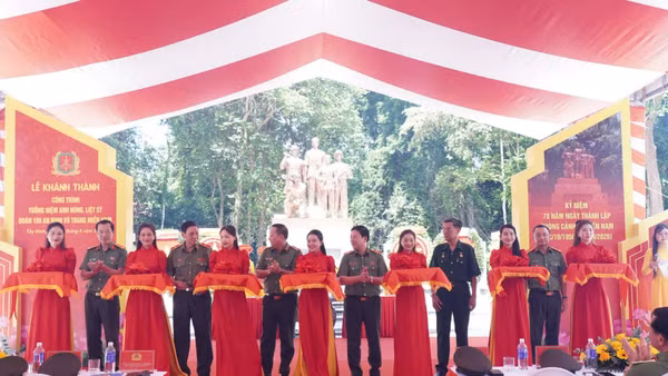Các đại biểu thực hiện nghi thức cắt băng khánh thành công trình. 