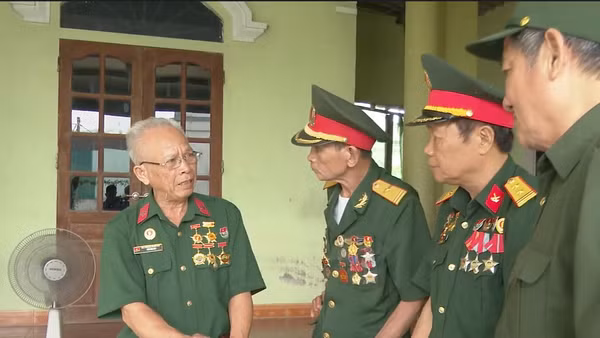 Cựu chiến binh Trần Văn Lâm (bên trái) và các đồng đội. Ảnh: NVCC