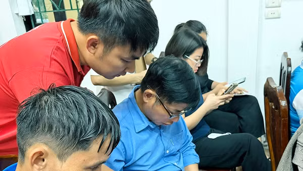 Nhân viên kỹ thuật của Viettel Ninh Bình hướng dẫn cài đặt và đăng nhập ứng dụng điện thoại thông minh. 