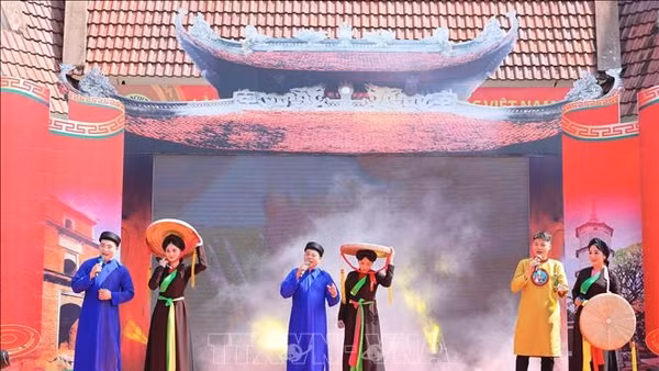 Các liền anh, liền chị trình diễn di sản Dân ca quan họ Bắc Ninh. Ảnh: TTXVN 