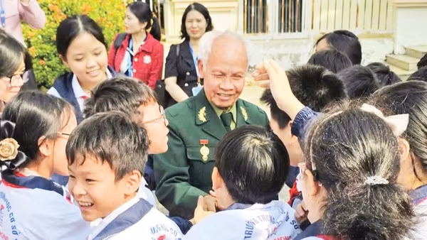 Cựu tù Côn Đảo giao lưu, kể chuyện với giáo viên và học sinh trên địa bàn thành phố Bắc Ninh. Ảnh: Lâm Anh