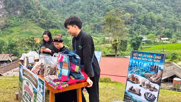 Một phiên livestream bán nông sản, hỗ trợ bà con phát triển kinh tế, xây dựng quê hương.