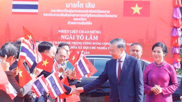 Tổng Bí thư, Chủ tịch nước Tô Lâm và Phu nhân tại sân bay quốc tế Udon Thani. Ảnh: TTXVN
