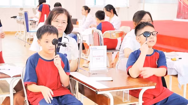 Các bác sĩ Bệnh viện E khám thị lực cho học sinh trên địa bàn phường Nghĩa Đô (Thành phố Hà Nội).