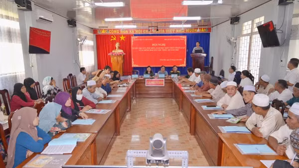 Tập huấn, tuyên truyền phổ biến chính sách, pháp luật tại vùng đồng bào dân tộc thiểu số ở An Giang. Ảnh: STPAG