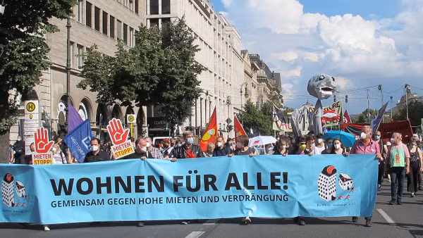 Người dân biểu tình vì giá nhà quá cao ở Berlin. Ảnh | CHRISTIAN MANG/ REUTERS