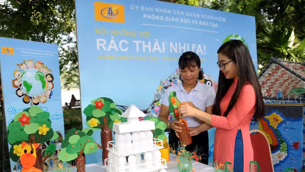 Các sản phảm được tái chế từ rác thải nhựa. Ảnh | Trần Hải