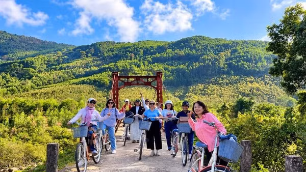 Du khách tham quan các điểm du lịch tại Vĩnh An. Ảnh: Bùi Nghĩa