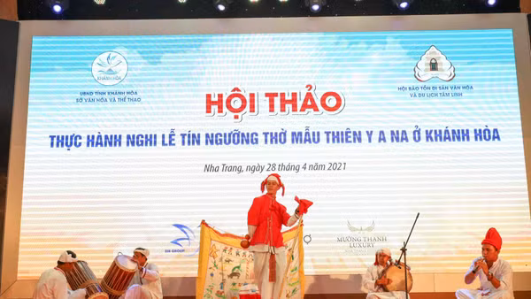Các nghệ nhân người Chăm tái hiện một phần nghi lễ Rijaharei trong tín ngưỡng thờ thần Mẹ xứ sở.