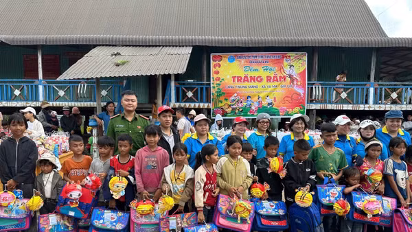 Tổ chức trung thu cho các em nhỏ cùng cao trên địa bàn xã Ya Ma.
