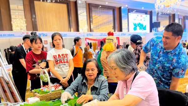 Khách tham quan trải nghiệm làm bánh giò tại gian hàng của anh Đức Vương.