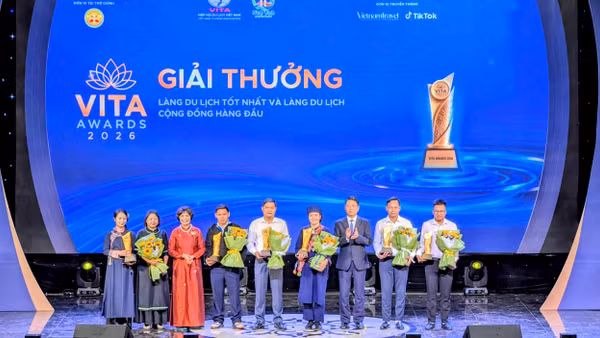 Trao Giải thưởng hạng mục Làng du lịch tốt nhất và làng du lịch cộng đồng hàng đầu.