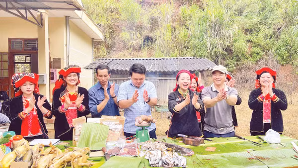 Phiên livestream “Về bản chốt đơn” đầu tiên được tổ chức tại bản Phiêng Lương, xã Gia Phù.