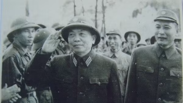 Tổng Tư lệnh, Ðại tướng Võ Nguyên Giáp thăm Bộ đội Trường Sơn. Ði bên cạnh là Tư lệnh Ðồng Sỹ Nguyên. (Ảnh tư liệu).