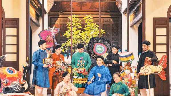 Nhóm nghệ nhân trẻ tại triển lãm “Lưu trăng”.