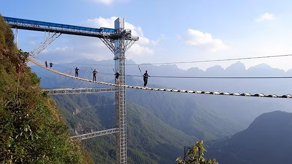 Du khách tham gia hoạt động trải nghiệm tại khu du lịch Rồng Mây.
