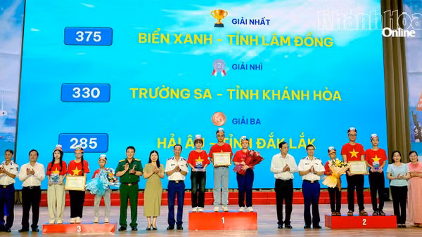Ban tổ chức và các đại biểu trao giải cho các đội thi.