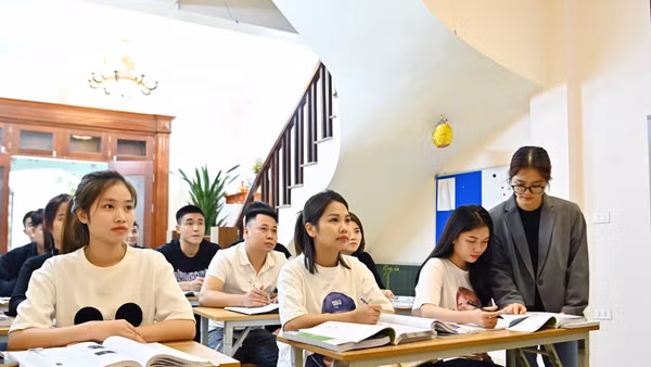 Các học viên luyện tiếng Hàn Quốc, chuẩn bị xuất ngoại. Ảnh: VĂN HỌC