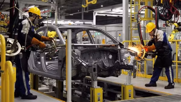 Lắp ráp ô-tô tại Nhà máy ô-tô Hyundai Thành Công (Khu công nghiệp Gián Khẩu, Ninh Bình). 
