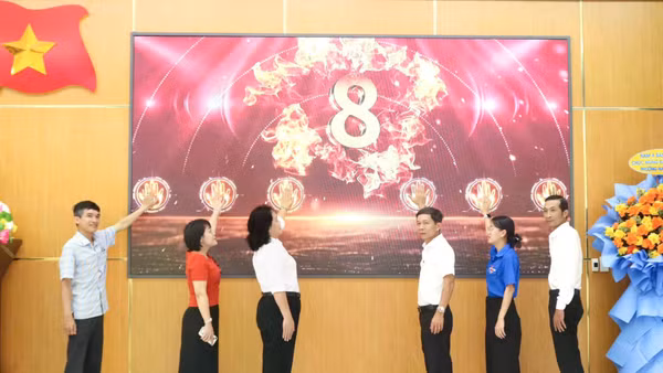 Các đại biểu thực hiện nghi thức ra mắt Công trình thanh niên “Bản đồ số phường Nam Nha Trang”.