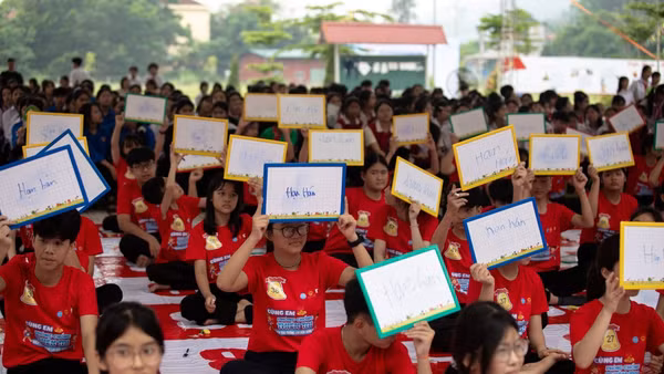 Học sinh các Trường phổ thông Dân tộc nội trú THCS và THPT Bảo Thắng, THCS thị trấn Phố Lu và THCS xã Sơn Hà (tỉnh Lào Cai) đã tự tin thể hiện kiến thức về phòng chống thiên tai. Ảnh: UNICEF Việt Nam