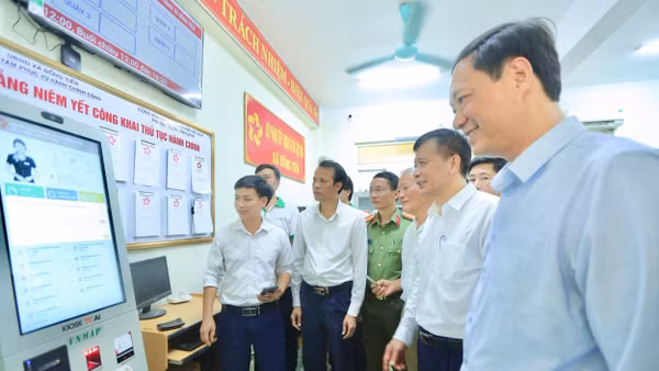 Cán bộ và người dân xã Đồng Tiến cùng trải nghiệm sử dụng Kiosk AI toàn trình.